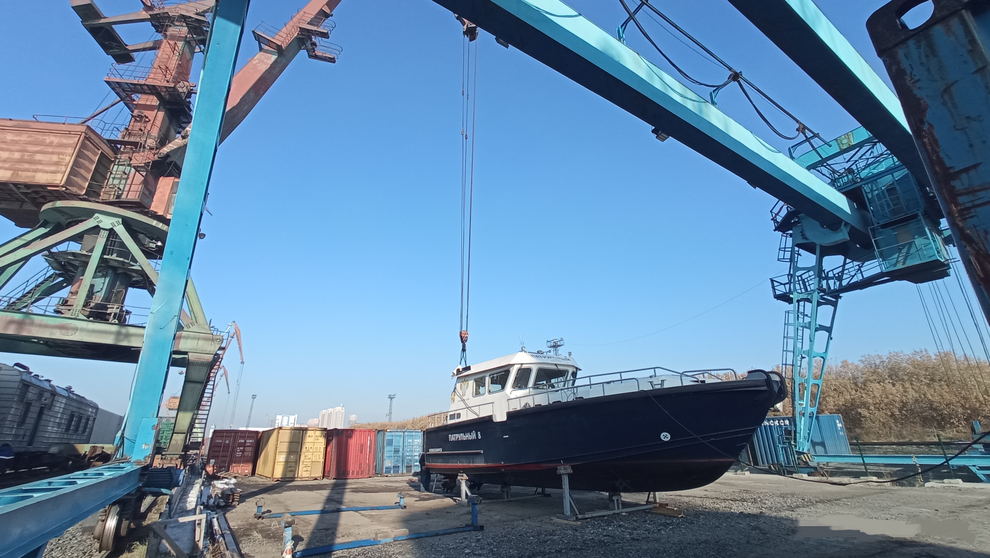 Служебный теплоход «Патрульный-8» поднят на зимний отстой